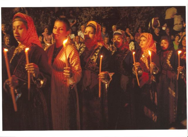 Γυναίκες του συλλόγου με αναμμένα κεριά σε παράσταση